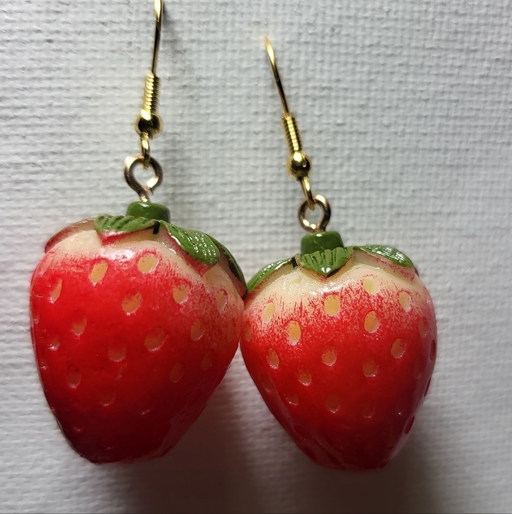 Strawberry Earings - New without tag - Picture 1 of 2